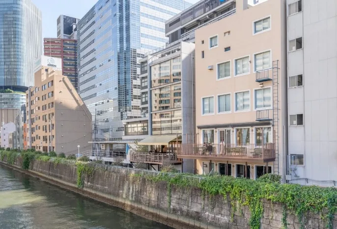 橋を挟んで見えるパールホワイトニングの建物